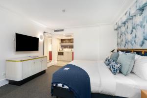 TV a/nebo společenská místnost v ubytování Coogee Bay Boutique Hotel