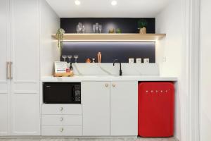A cozinha ou cozinha compacta de Coogee Bay Boutique Hotel