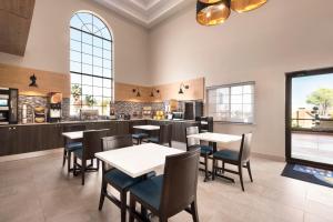 Days Inn & Suites by Wyndham Houston Hobby Airport tesisinde mutfak veya mini mutfak