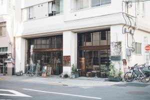 un local avec des vélos garés devant un bâtiment dans l'établissement Nui. HOSTEL & BAR LOUNGE, à Tokyo