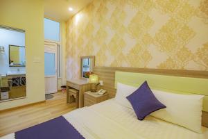 Postel nebo postele na pokoji v ubytování Khanh Uyen 1 Hotel
