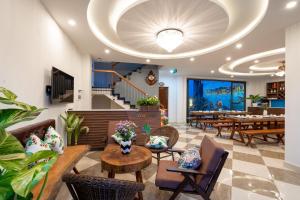 restauracja ze stołami i krzesłami oraz dużym sufitem w obiekcie Seaweed Luxury Villa & Spa w Hoi An