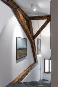 aamed ceilings in a house with wooden beams at Kai 36 - Hotel zwischen Fels und Fluss in Graz