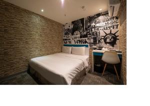 台北的住宿－久居棧旅店，一间小卧室,配有一张床和一张书桌