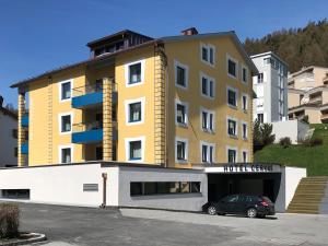 auf einem Parkplatz vor einem Gebäude geparkt in der Unterkunft Boutique Hotel Cervus in St. Moritz