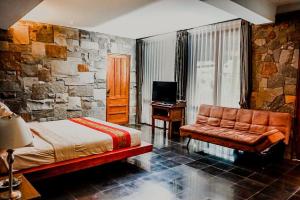 Un televizor și/sau centru de divertisment la WARISAN Heritage Boutique Hotel