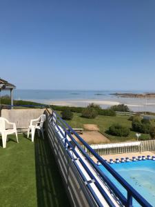 balcón con vistas a la piscina y a la playa en Les Terrasses de la plage de Trestel, en Trévou-Tréguignec