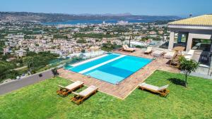 - une vue aérienne sur une piscine dans une maison dans l'établissement Villa Kedria with a panoramic ocean view, à Souda