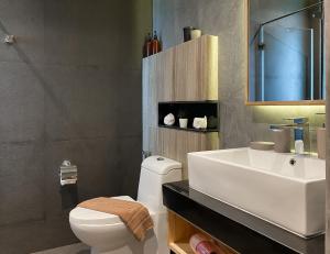 Et badeværelse på ReLife Windy Naiharn by Beringela