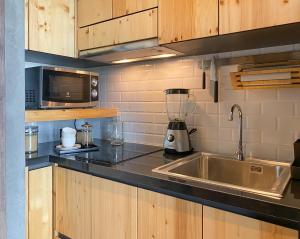 Køkken eller tekøkken på ReLife Windy Naiharn by Beringela