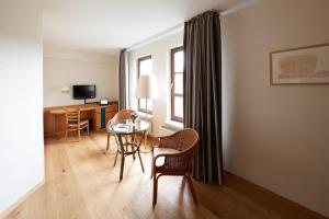 sala de estar con mesa y sillas en una habitación en Hotel garni "Zum Eichwerder" en Templin