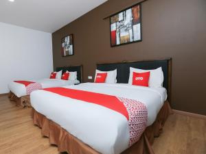 Säng eller sängar i ett rum på OYO 89915 East Mount Hotel