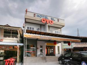um hotel com um carro estacionado em frente em OYO 89915 East Mount Hotel em Kukup