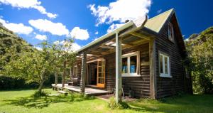 una piccola casa in legno con portico e prato di The Innlet, Country Apartments and Cottages a Collingwood