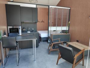 Kuchyňa alebo kuchynka v ubytovaní Bij ons 'Niek