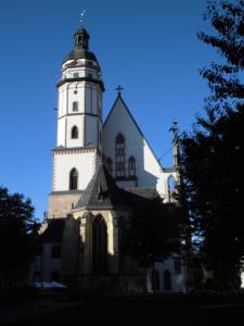 une grande église blanche avec une tour d'horloge dans l'établissement Centrum, Centrum, direkt im Centrum!, à Leipzig