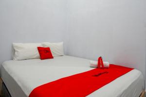 Tempat tidur dalam kamar di RedDoorz Plus at Hawai Inn Near Mall of Panakukang