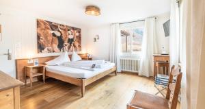 a bedroom with a bed and a window at Hotel Kaiserstuhl in Lungern