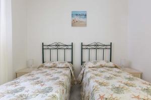 A bed or beds in a room at Appartamento Baiabella by BarbarHouse