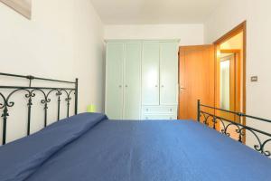 A bed or beds in a room at Appartamento Baiabella by BarbarHouse
