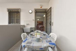 A seating area at Appartamento Baiabella by BarbarHouse