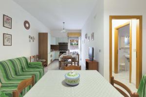 A television and/or entertainment centre at Appartamento Baiabella by BarbarHouse