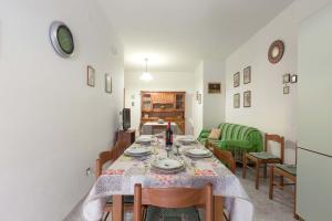 A seating area at Appartamento Baiabella by BarbarHouse