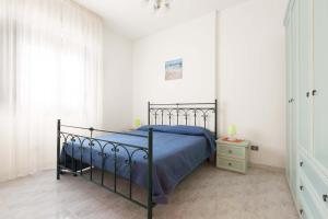 A bed or beds in a room at Appartamento Baiabella by BarbarHouse