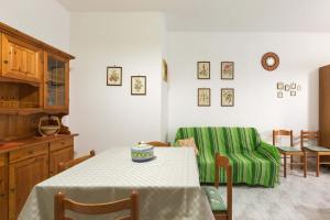 A seating area at Appartamento Baiabella by BarbarHouse