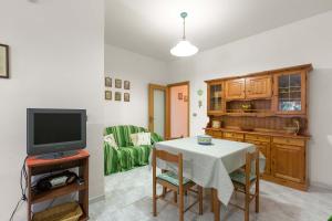 A kitchen or kitchenette at Appartamento Baiabella by BarbarHouse