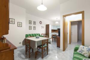 A seating area at Appartamento Baiabella by BarbarHouse
