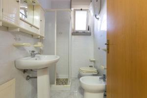 A bathroom at Appartamento Baiabella by BarbarHouse