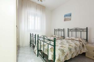 A bed or beds in a room at Appartamento Baiabella by BarbarHouse