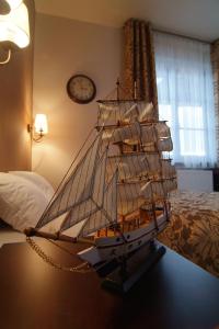 a model of a ship on a table in a bedroom at Cztery Pliszki in Gródek Nad Dunajcem