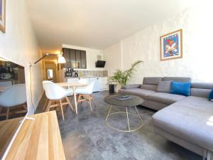 - un salon avec un canapé et une table dans l'établissement Boutique Hôtel Un Appart en Ville, à Bayonne