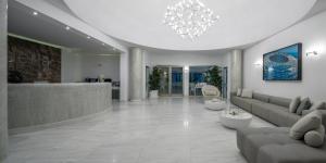 sala de estar con sofá y lámpara de araña en Antoperla Luxury Hotel & Spa, en Perissa 37 fotos más