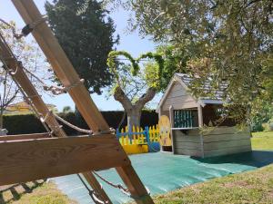 um parque infantil com uma estrutura de jogos e uma pequena casa em Al Villino del Sole em Fano