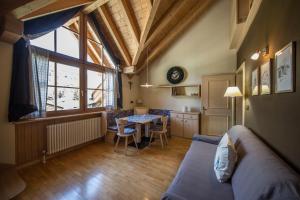 a living room with a couch and a table at Aria d' Prè in Badia