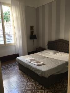 a bedroom with a bed with two towels on it at Bed & Breakfast Dèco in Torno