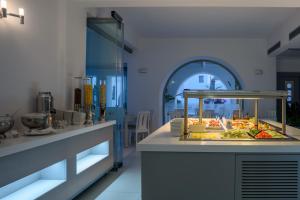 un buffet en un restaurante con comida a la vista en Antoperla Luxury Hotel & Spa, en Perissa