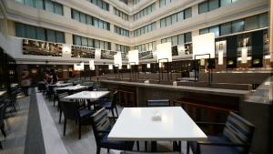 德立庄酒店餐厅或其他用餐的地方