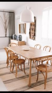 a wooden table and chairs in a dining room at Stunning Flourish ON Bull in Newcastle