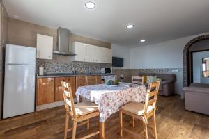 A kitchen or kitchenette at La Casa Luz Alltarifa