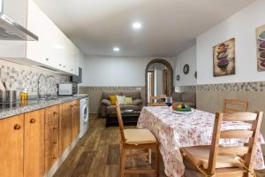 Kuchyňa alebo kuchynka v ubytovaní La Casa Luz Alltarifa + 13 fotografií