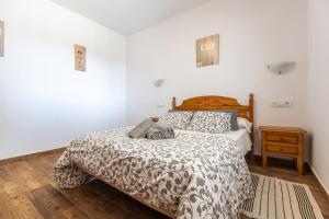A bed or beds in a room at La Casa Luz Alltarifa