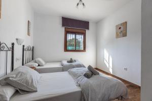 Säng eller sängar i ett rum på La Casa Luz Alltarifa