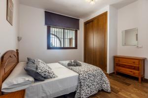 A bed or beds in a room at La Casa Luz Alltarifa