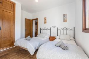 A bed or beds in a room at La Casa Luz Alltarifa
