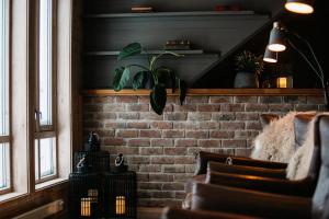Posezení v ubytování Nyvågar Rorbuhotell - by Classic Norway Hotels