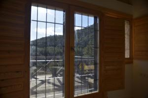 una ventana abierta con vistas a la montaña en Albergue Tejadillos, en Cuenca